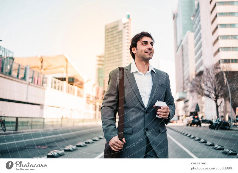 Glücklicher Geschäftsmann mit einem Kaffee in der Stadt Erwachsener attraktiv Barcelona blau Makler Business Koffein lässig Kaukasier Vorstandsvorsitzender