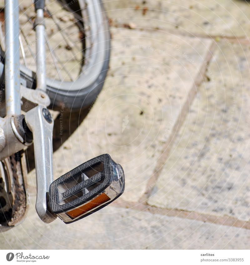 Fahrrad mit ohne Luft auf dem Reifen alt platt defekt Tretkurbel Pedal Rahmen silber Rost Freizeit & Hobby Fahrradfahren retro