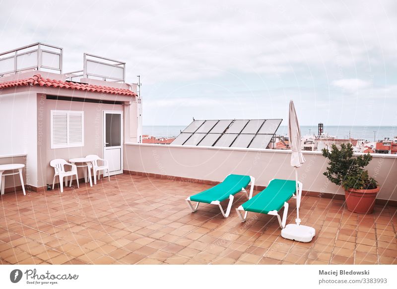 Dach mit Sonnenbänken an einem bewölkten Tag. Sommer Großstadt Sonnenbank Urlaub sich[Akk] entspannen retro Himmel Lifestyle Sonnenbad Liegestuhl Wolken