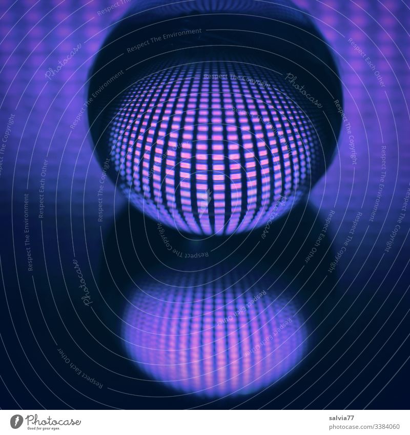 Symmetrie | Glaskugel gespiegelt mit Gittermuster und blauem Licht Lichteffekt Muster abstrakt Spiegelung Farbfoto Strukturen & Formen Nahaufnahme Linie lila