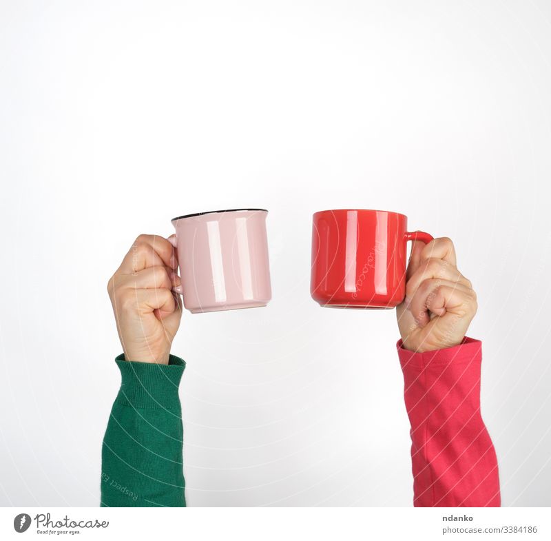 zwei Hände, die Keramikbecher auf weißem Hintergrund halten Erwachsener Getränk Frühstück Koffein Cappuccino Kaukasier Kaffee Konzept Tasse Design trinken