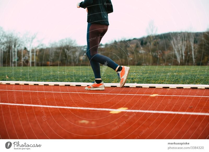 Leichtathletik Kunststoffbahn Training Sport Sportstätten Rennbahn Startblock Nummern rennen 100 Meter Lauf Jogging Laufsport