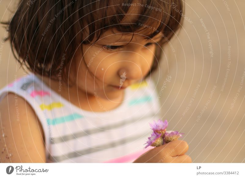 Hübsches kleines Mädchen mit Blumen in der Hand geben Mensch Hoffnung Kindheit Familie & Verwandtschaft