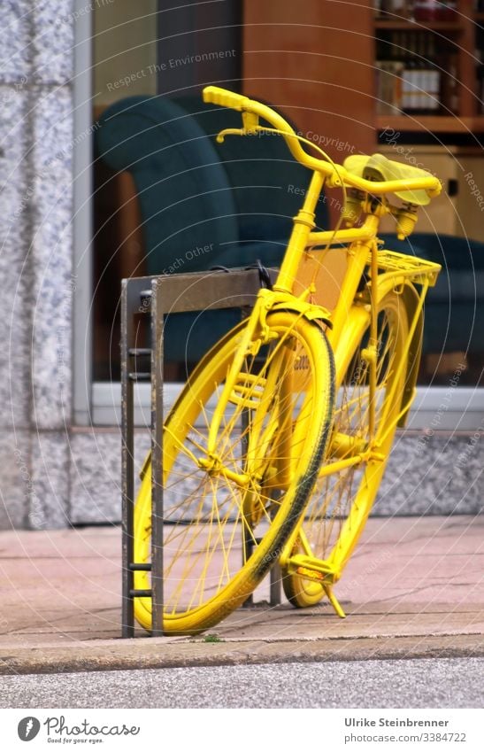 Gelbes Fahrrad als Dekoration gelb abgestellt Attraktion Hingucker Dekoration & Verzierung Fahrradfahren Metall Verkehrsmittel alt parken Stadt Fahrradständer