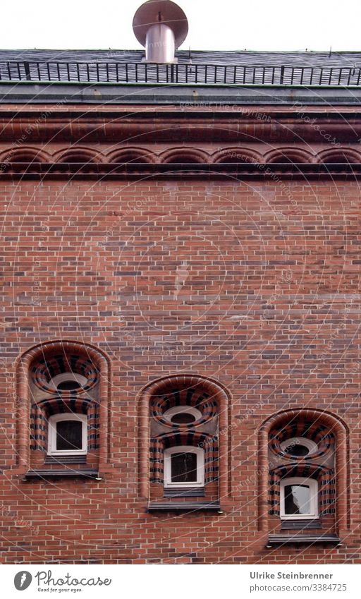 Fensterreihe in der Hamburger Speicherstadt, Backsteinbau Reihe Klinkerbau Gebäude Architektur Fassade Bauwerk Altstadt Altbau drei versetzt