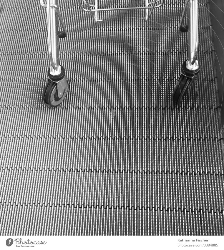Einkaufswagen auf Rolltreppe Rollband einkaufen Supermarkt Konsum Metall Strukturen & Formen Menschenleer Rad Gestell silber grau shoppen Handel
