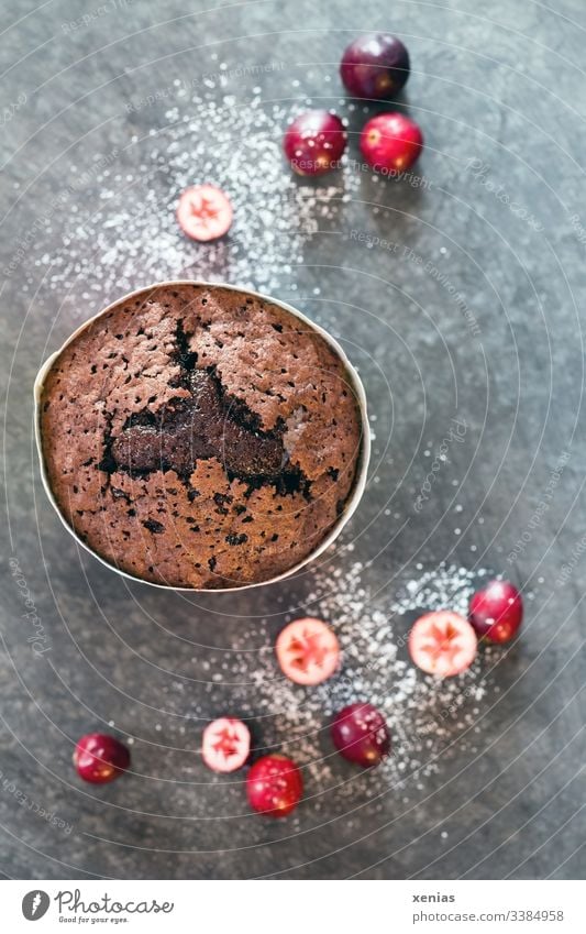 Brownie mit Cranberries und Herz im Becher to go Schokoladenkuchen Kuchen Backwaren Süßwaren Neutraler Hintergrund Dessert lecker süß Weihnachten & Advent