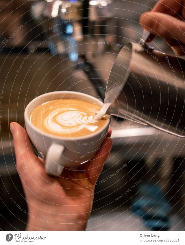 Milch, die Milchkaffee-Kunst in Espresso gießt Barista Heißgetränk Latte Art Kaffeemaschine Café doppelter Espresso Tasse auf Espresso-Basis Kaffeetasse