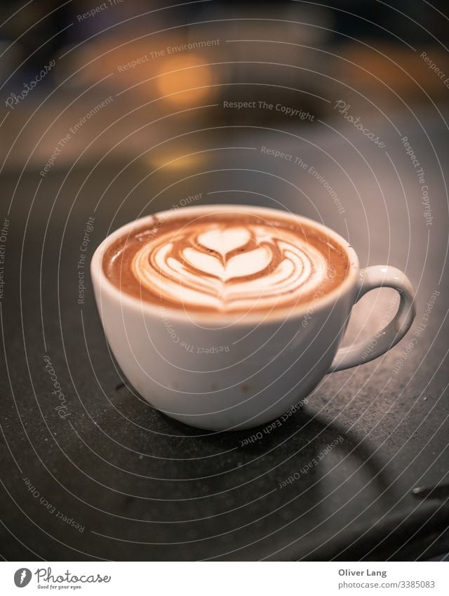 Kaffeetasse mit Latte-Kunst Latte Art Espresso Getränk Heißgetränk Kaffeehaus Café Latte auf Espresso-Basis Tasse Kaffeemaschine heiß Milchkaffee