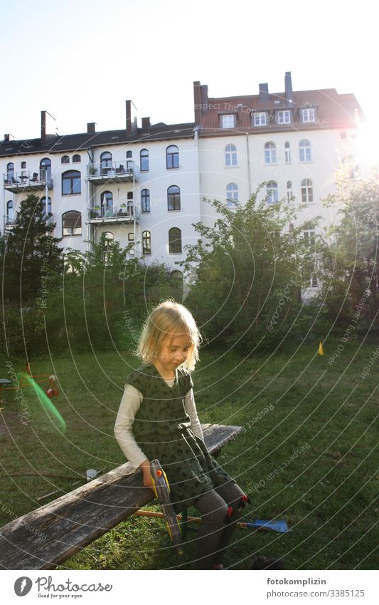 Kind mit Wasserpistole in einem Hinterhofgarten Mädchen Kind sein kindlich Kinder Vorschulkind Kindererziehung Kindheit Kinderspielzeug Kinderbetreuung
