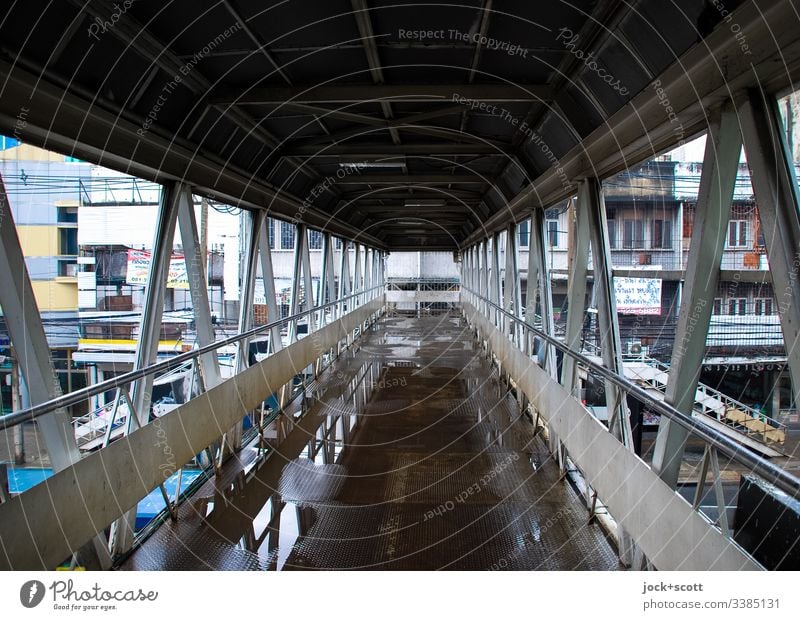 Fußgängerbrücke in Bangkok Regentag Reflexion & Spiegelung Strukturen & Formen Fußgängerübergang Brücke Straßenschlucht Fassade Pfützen gerade Architektur
