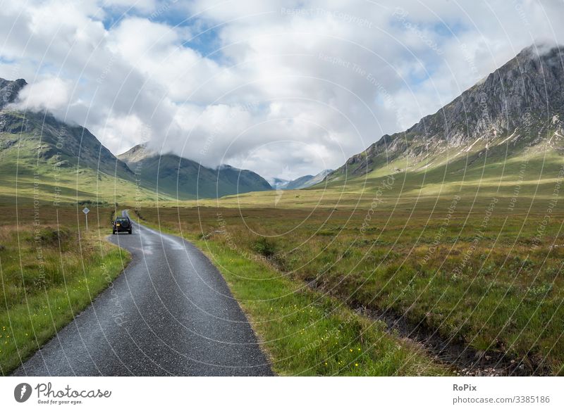 Einspurige Straße im schottischen Hochland. Schottland Highlands See Glencoe Schottisch britannien England Freiheit Wiese Landschaft Himmel natürlich