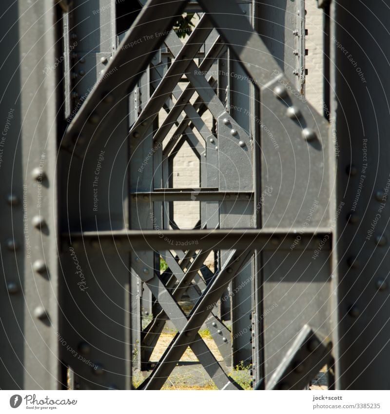 Eine Stütze kommt selten alleine Durchblick Stahlträger Pfeilerkonstruktion Architektur Nieten Detailaufnahme Streben Bildausschnitt Anschnitt Konstruktion