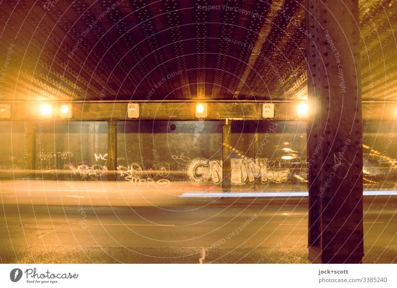 Zeit im Tunnel Bewegungsunschärfe Langzeitbelichtung Zahn der Zeit Symmetrie Tunnelbeleuchtung retro Säule Graffiti Straße Silhouette Strukturen & Formen