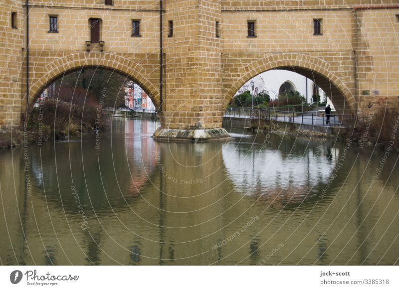 historisch Bögen spannen über kaltes Wasser Brücke Franken Architektur Altstadt Sehenswürdigkeit Winter Reflexion & Spiegelung Wahrzeichen Fluss Sightseeing