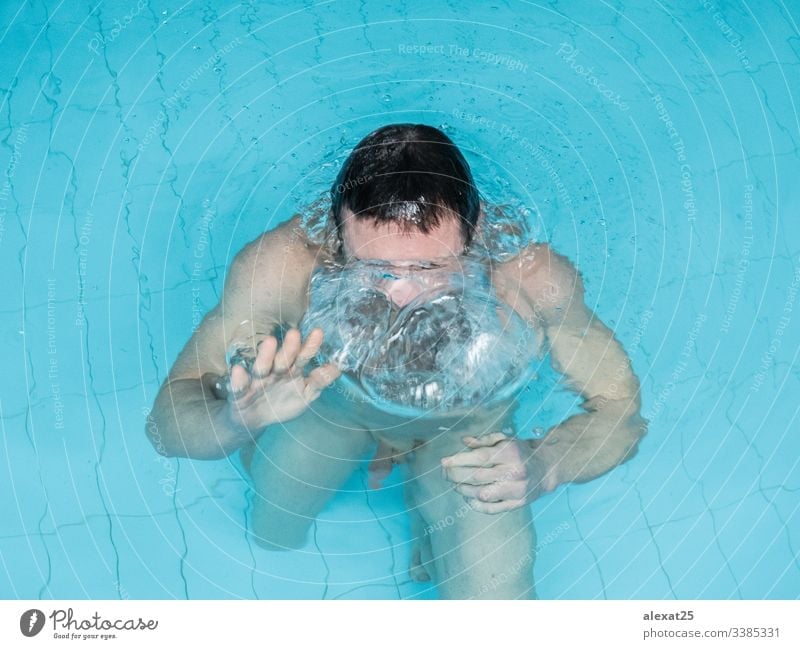 Nuede Mann im Schwimmbad Baden Pool Wasser Sport Erwachsener nackt Person männlich gutaussehend Körper passen Athlet sinnlich attraktiv Bräune schwimmen blau