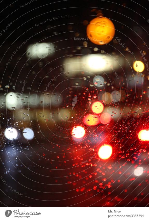 Großstadtlichter Lichterscheinung leuchten Nacht Regentropfen Glasscheibe Reflexion & Spiegelung Unschärfe mehrfarbig Lichtpunkt Lichteffekt Nachtleben