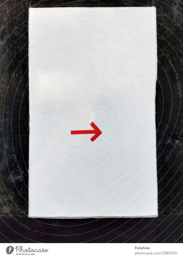 roter Pfeil auf weißem Grund Richtung Farbfoto Schilder Markierungen Zeichen Hinweis Hinweisschild Orientierung Wegweiser Navigation dunkel hell Holz