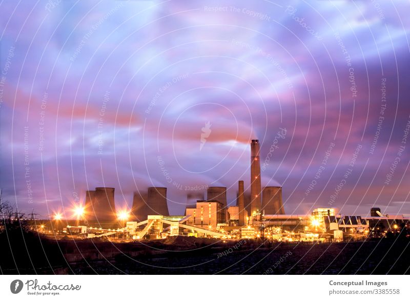 Kohlekraftwerk in der Abenddämmerung Kühlturm Elektrizität aussendend Umwelt Umweltschaden Brennstoff- und Stromerzeugung beleuchtet Industrie Verschmutzung