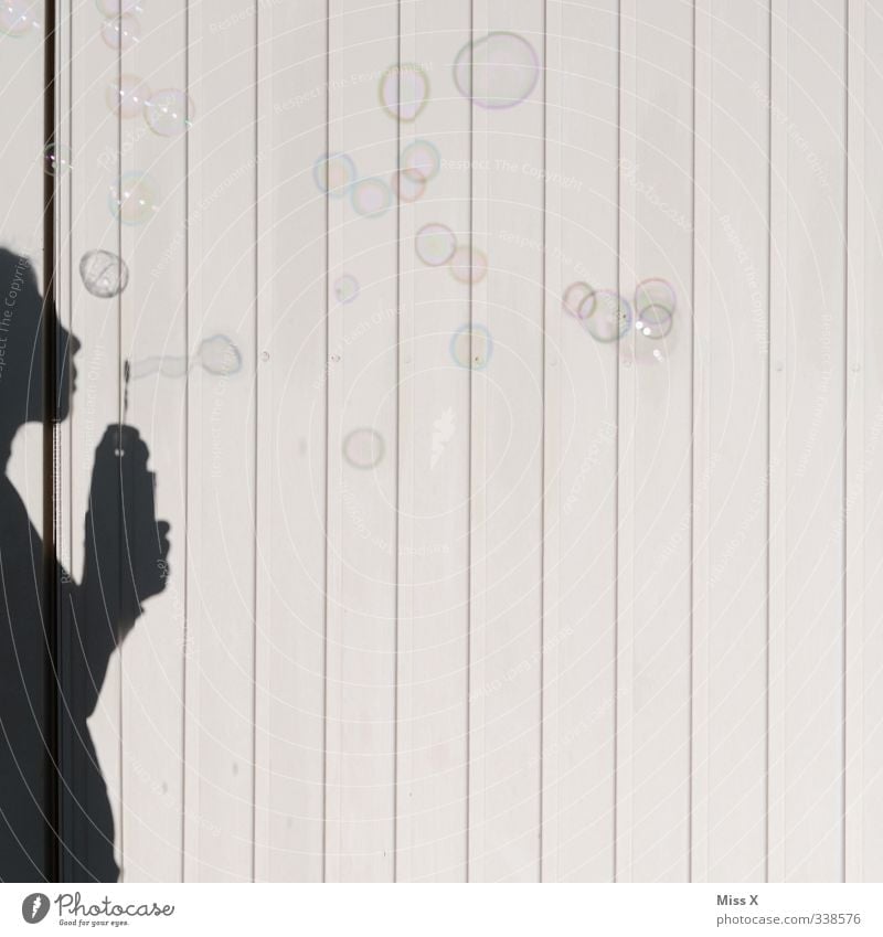 Bubbles* Spielen Mensch feminin Kind Frau Erwachsene 1 Wind fliegen Seifenblase blasen Schattenspiel Farbfoto Außenaufnahme Menschenleer Textfreiraum rechts