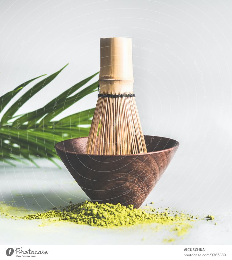 Matcha-Schneebesen-Set mit grünem Matcha-Pulver Kulisse Matcha-Tee Antioxidans Lifestyle Japan aromatisch Zen Kräuterbuch Bestandteil Medizin Japanisch trinken