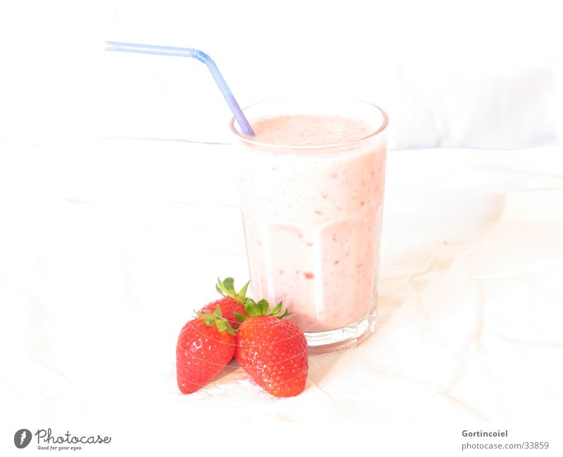 "Einen Erdbeershake, bitte" Lebensmittel Frucht Erdbeeren Erdbeer Shake Milchshake Ernährung Getränk Glas Trinkhalm frisch lecker süß rot weiß Mixgetränk