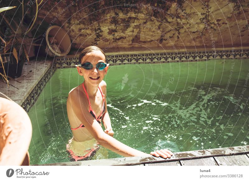 Mädchen im swimming pool mädchen baden Brille Schwimmbrille planschen glücklich wasser teenager jung lachen heiss freude genießen erfrischung vergnügen ferien