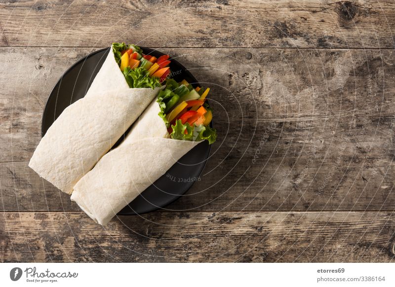 Gemüsetortilla-Wraps auf Holztisch. Ansicht von oben. Raum kopieren burrito Möhre Salatgurke Diät fajita Lebensmittel frisch grün Gesundheit mexikanisch mischen