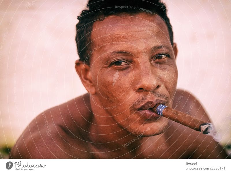 mann raucht , trinidad - kuba Zigarre Erwachsener Rauch Rauchen Lächeln nackt Truhe aussruhen heimatlich Kubaner Mann Erwachsensein niedlich Leder Haut Menschen