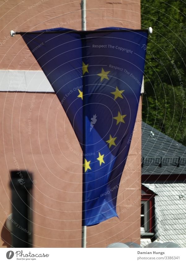 Europafahne Europafahne; Europa; Fahne; Flagge Gebäudeteil blau Stern (Symbol) Wahrzeichen Stoff Falte Symbole & Metaphern gelb Außenaufnahme Politik & Staat