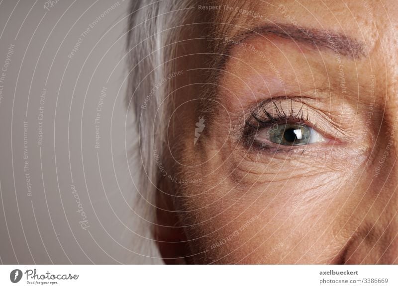 Nahaufnahme einer älteren Frau mit grünen Augen reif Senior Augenlicht Sehvermögen Sicht Gesicht Alterung sehen Erwachsener alt Dame Lebensalter Kontakte