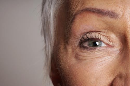 Nahaufnahme einer älteren Frau mit grünen Augen reif Senior Augenlicht Sehvermögen Sicht Gesicht Alterung sehen Erwachsener alt Dame Lebensalter Kontakte