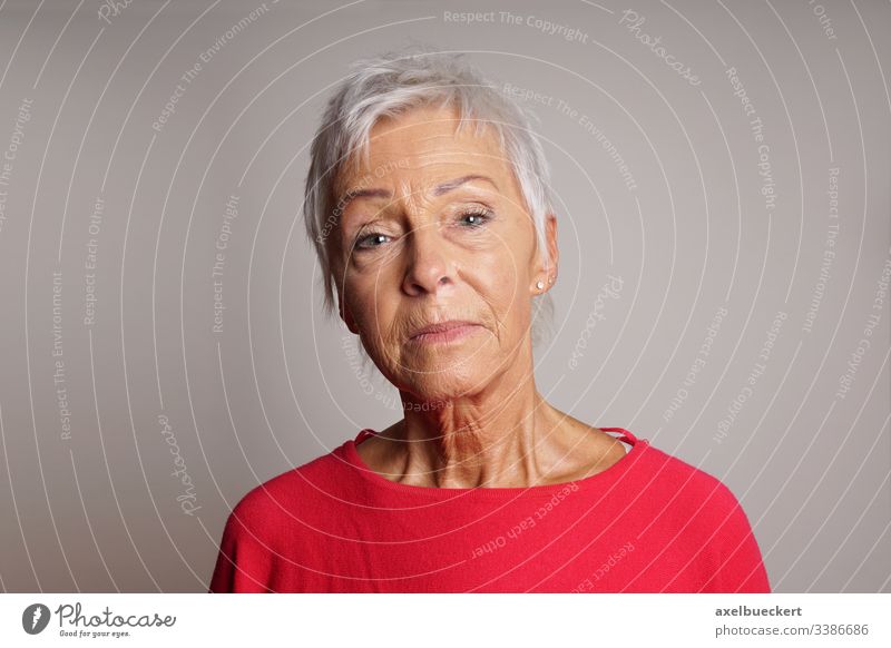 reife Frau mit hochgehaltenem Kopf ernst Senior Dame Erwachsener 60 Sechziger Jahre älter Person selbstbewusst angehoben Menschen grau Porträt Kaukasier weiß