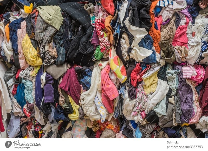 Ballen aus gebrauchten Textilien als Hintergrundbild Sekundenzeiger viele Textilindustrie Recyclinghof bunt gemischt Bekleidung Stoff Mischung