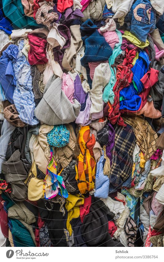 Ballen aus gebrauchten Textilien als Hintergrundbild Sekundenzeiger viele Textilindustrie Recyclinghof bunt gemischt Bekleidung Stoff Mischung