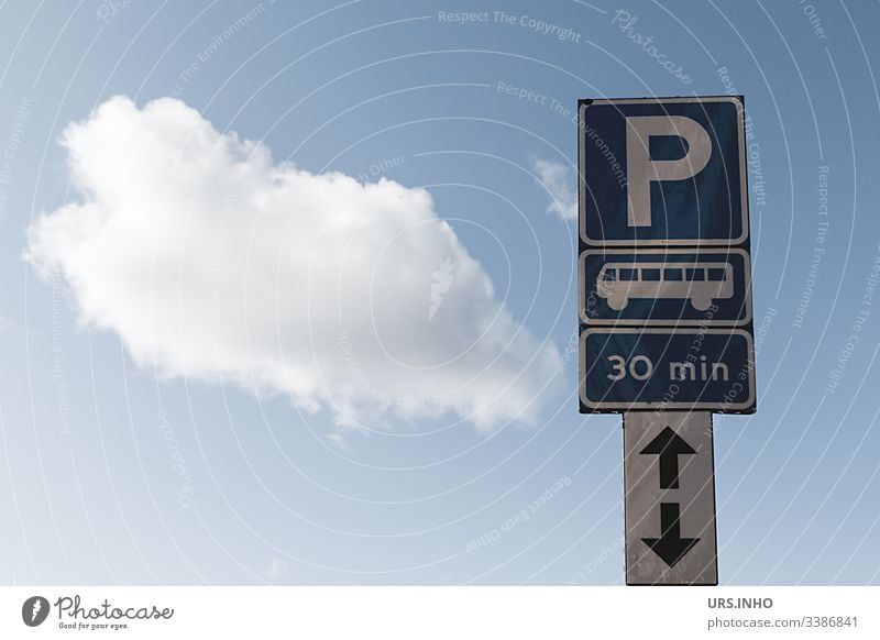 Parkplatzschild für Omnibusse mit einer Wolke im Hintergrund Parken für Omnibusse Pfeile Himmel Wolken Parkraumbewirtschaftung starke Schärfentiefe menschenleer