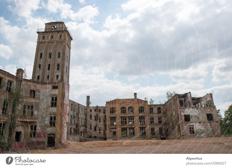 Multimix | Lost Place Fabrik alt Verfall Menschenleer Industrieanlage Farbfoto Gebäude Außenaufnahme Bauwerk Vergänglichkeit Ruine kaputt Wandel & Veränderung