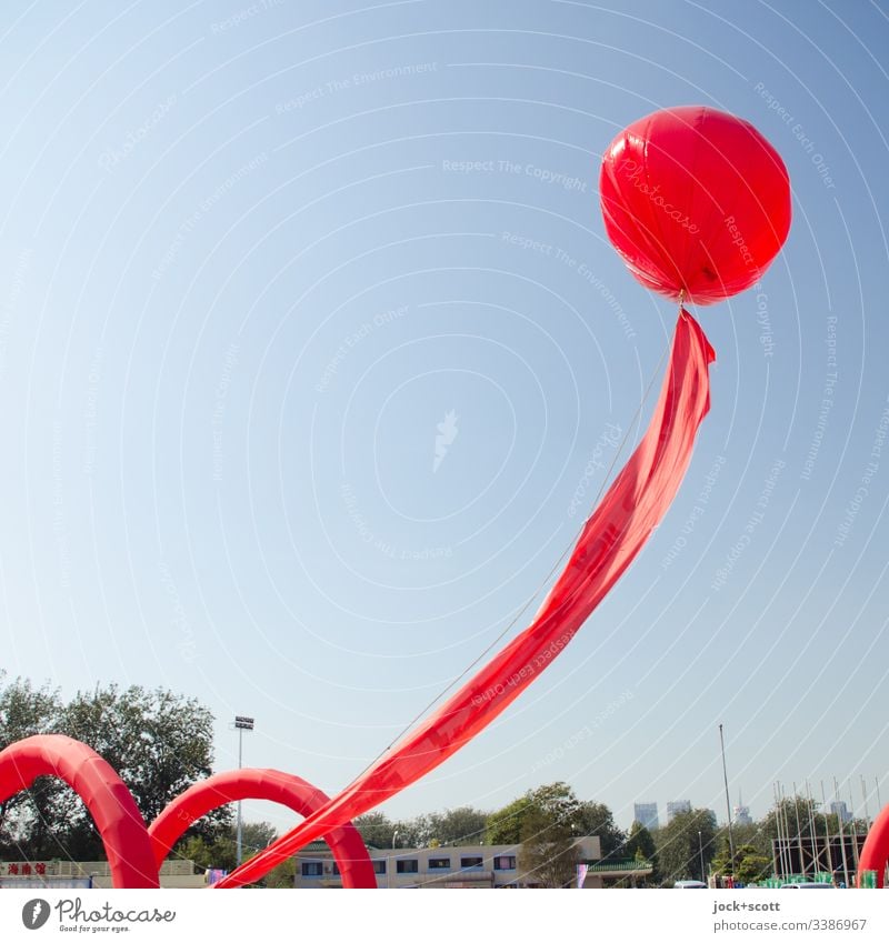 Seilschaft mit Ballon in China Rot rot Himmel aufsteigen Schweben Wolkenloser Himmel freiraum symbol oben fliegen Sonnenlicht Luftballon Hintergrund neutral