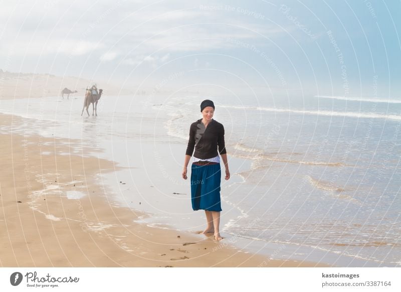 Weiblicher Reisender am Sandstrand in der Nähe von Essaouira, Marokko, Afrika Frau reisen Feiertag Menschen Urlaub Sommer im Freien Ferien & Urlaub & Reisen