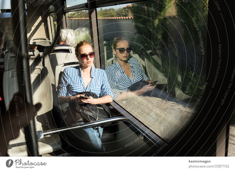 Porträt einer müden Frau, die im Bus schläft. Passagier schlafen Mittagsschlaf Pendler Arbeitsweg Mädchen Transport im Inneren Reise Menschen Person Tourismus