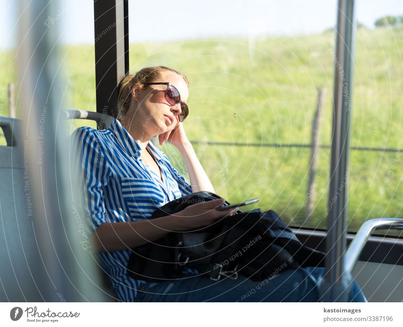 Porträt einer müden Frau, die im Bus schläft. Passagier schlafen Mittagsschlaf Pendler Arbeitsweg Mädchen Transport im Inneren Reise Menschen Person Tourismus