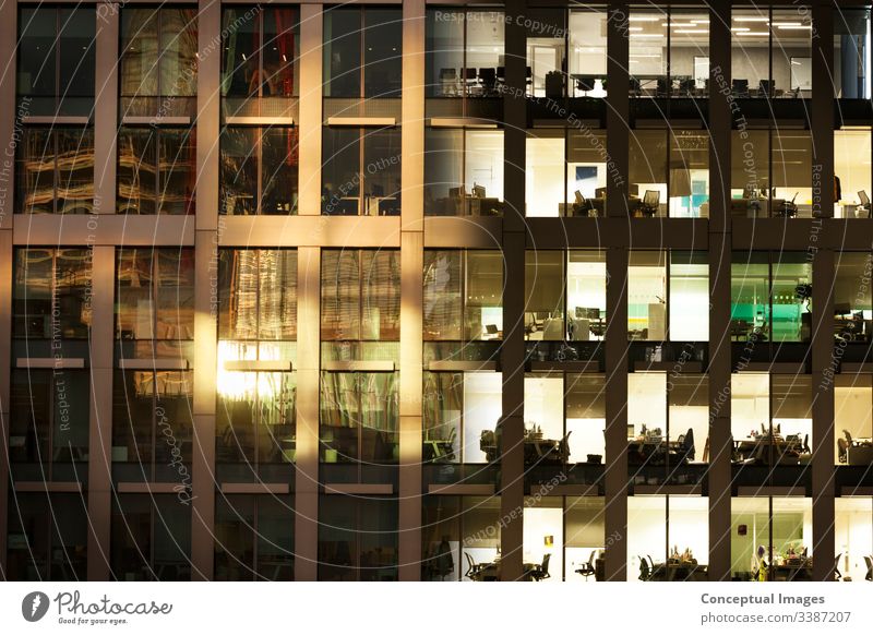 Büroansicht von Tag- bis Nachtzeit Tag bis Nacht Außenseite Überstunden machend Ehrgeiz Architektur Gebäude Business Geschäftsleute beschäftigt Deadlines