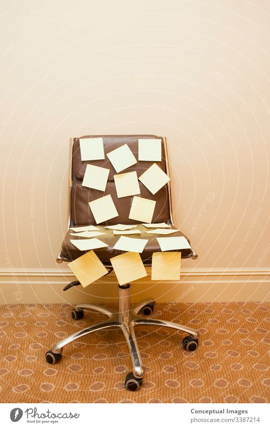 Notizen auf einem Stuhl veröffentlichen Post-it-Zettel Brainstorming Memo Hinweis Erinnerung zu tun Zeitplan beschäftigt Ernennung Büro Business Papier