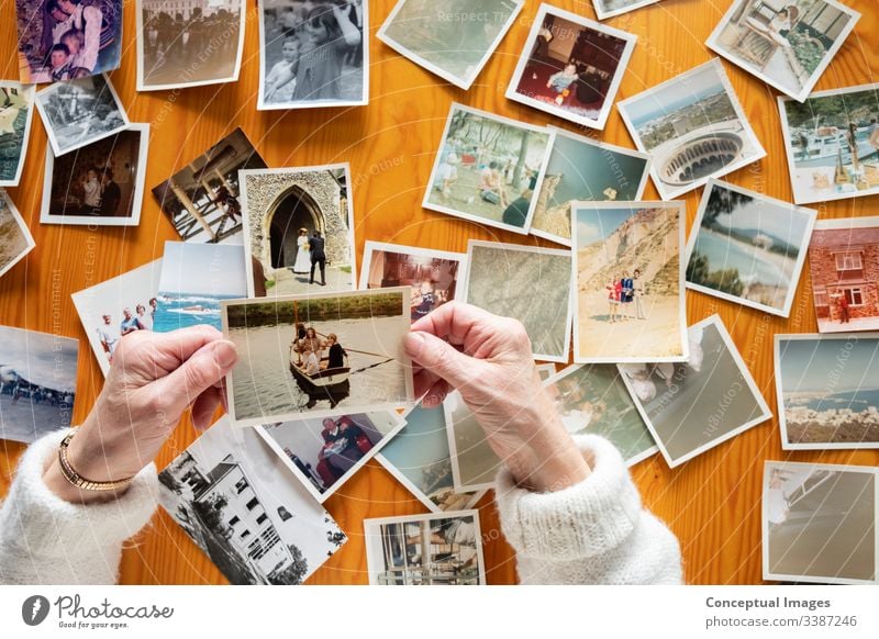 Draufsicht einer älteren kaukasischen Frau, die ein altes Foto betrachtet Themen von Erinnerungen Nostalgiefotos im Ruhestand Senior Bild Ehefrau Zusammensein