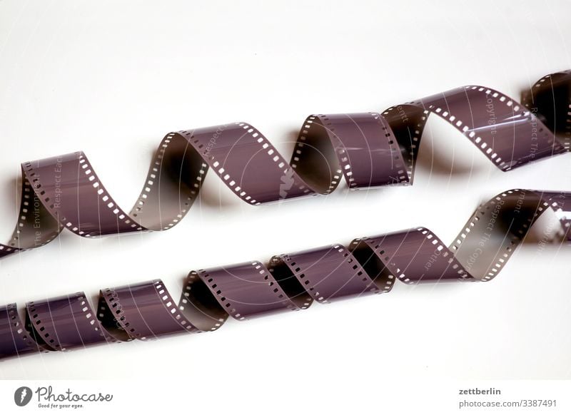 Film zelluloid kleinbildfilm rollfilm meterware belichtung belichtet foto fotografie analog filmmaterial perforation abgewickelt spirale verdreht menschenleer