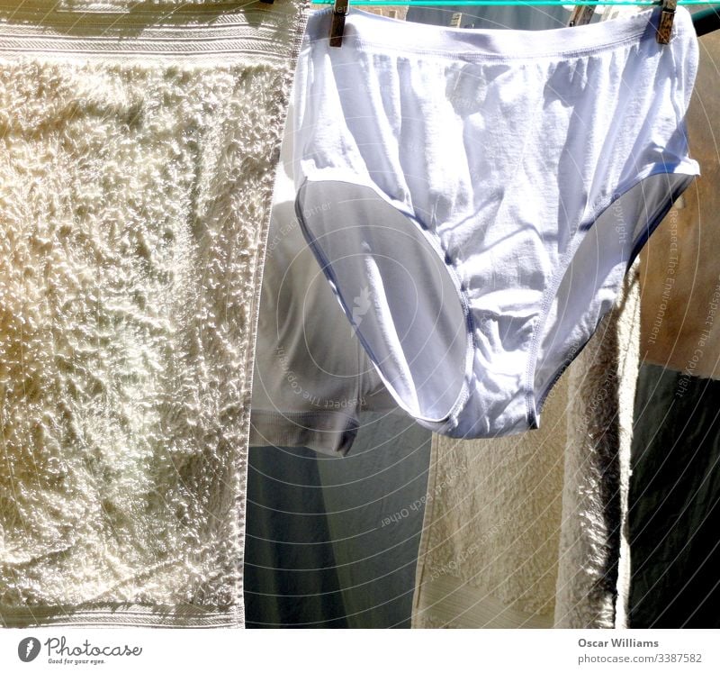 Waschtag im Hinterhof des Landes. Kleidung Linie trocknen Unterwäsche Sauberkeit Handtücher Baumwolle Schubladen Wäscheleine Wäscherei Außenaufnahme Farbfoto