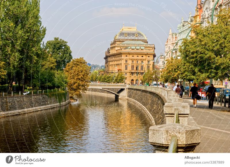 Die Stadt Prag in Tschechien praha Großstadt urban Kanal Wasser Fluss vltava Architektur Straße Gebäude malerisch Tschechen Europa klassisch reisen Ausflugsziel