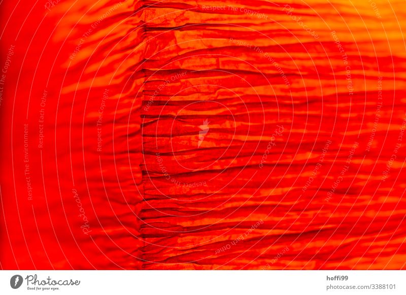 Gefaltetes rotes Pergament mit unruhiger Struktur Abstrakt Rot Nahaufnahme Hintergrundbild Detailaufnahme Muster Makroaufnahme geringe Tiefenschärfe