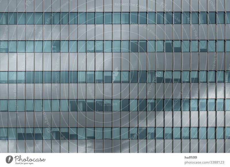 abstrakte Fassade mit reflektierenden Fenstern Hochhaus Bankgebäude Gebäude ästhetisch Symmetrie Surrealismus Licht stagnierend rein Kapitalwirtschaft Ordnung