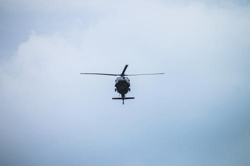 Militärhubschrauber Hubschrauber Luftverkehr Himmel horizontal Klarer Himmel Europa Chopper heli blau übungsflug tiefflug Schatten Schweben Flughafen fliegen